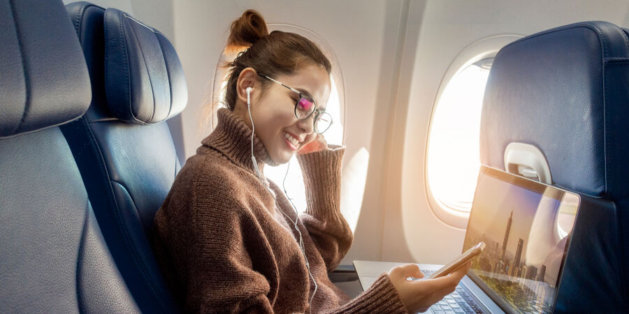 girl-with-laptop-in-plane